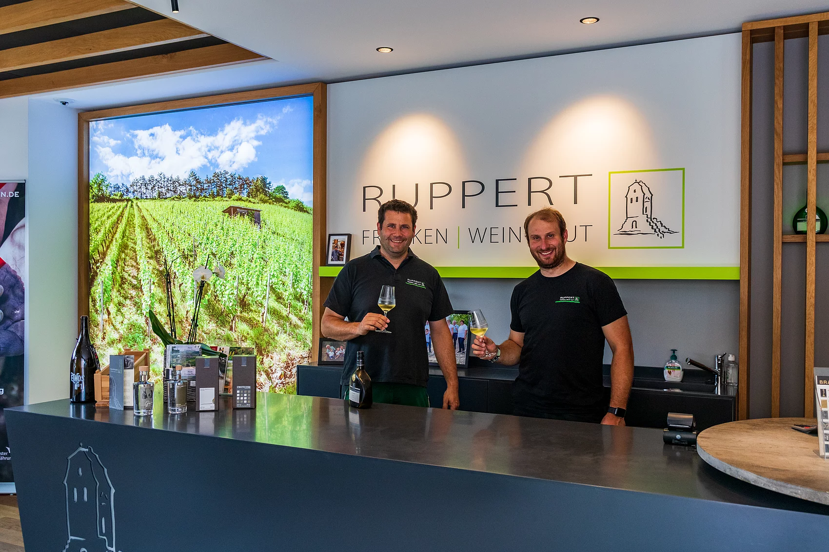 Stefan und Matthias in ihrer Vinothek